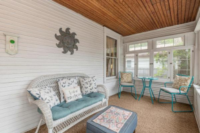 New Cherry Blossom - Cozy downtown home with chill backyard & cozy porch